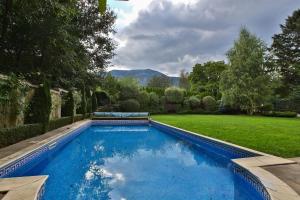 בריכת השחייה שנמצאת ב-Villa Sofia City & Luxury או באזור