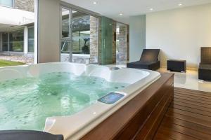 uma banheira de hidromassagem numa sala de estar em Oceana Suites en Lumiere, frente a playa Mansa em Punta del Este