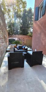 a group of chairs and tables sitting next to a building at Cozy Small Villa with Private Garden in Venice