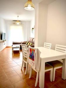 sala de estar con mesa blanca y sillas en MyChoice Dos Mares by Bossh! Apartments en Rota