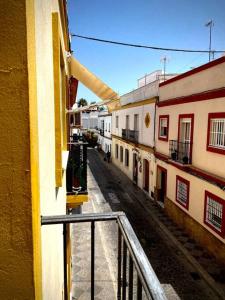 uma vista para a rua a partir de uma varanda de um edifício em MyChoice Dos Mares by Bossh! Apartments em Rota