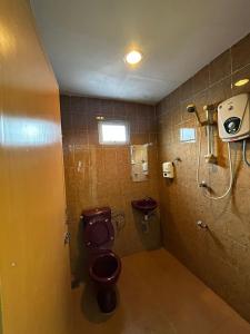 e bagno con servizi igienici e doccia. di Hotel Harbour Stay a Malacca
