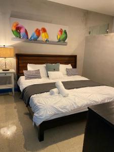 um quarto com duas camas com pássaros na parede em P0 - Walk To The Beach - 4br4br - 1113 Piccioni em San Juan