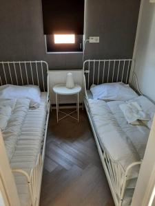 Postel nebo postele na pokoji v ubytování Luxe chalet (minicamping Waarde)