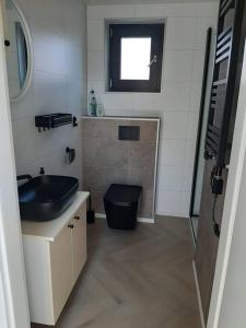 Koupelna v ubytování Luxe chalet (minicamping Waarde)