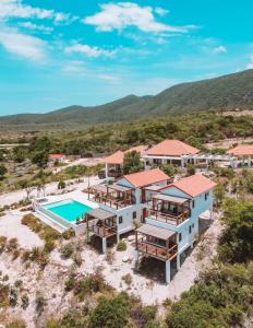 - une vue aérienne sur une maison avec une piscine dans l'établissement Altos de la Caobita, à Barreras