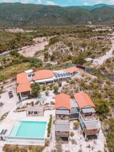 uma vista aérea de uma casa com piscina em Altos de la Caobita em Barreras