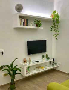 un soggiorno con TV su una parete bianca di Casa Semplice a Taranto