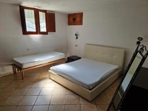 1 dormitorio con 2 camas en una habitación con ventana en Accogliente seminterrato a due passi dal mare, en Golfo Aranci