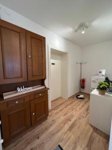 een lege kamer met een keuken met houten vloeren bij Appartement Seehof in Nassereith