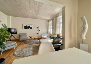 a living room with a couch and a table at Feinzeit Cozy Rosy - 1-2 Schlafzimmer, 4-6 Gäste, Parkplatz in Bamberg