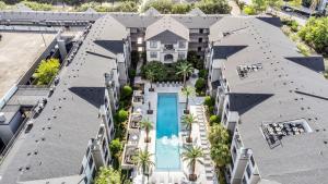 einem Luftblick auf ein Gebäude mit einem Pool in der Unterkunft The Sunshine Oasis near Rice Village in Houston! in Houston