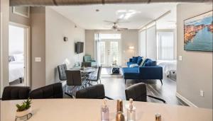 uma sala de estar com um sofá e uma sala de jantar em Charming 1,100 sq ft apartment near to The Shops at Legacy em Plano