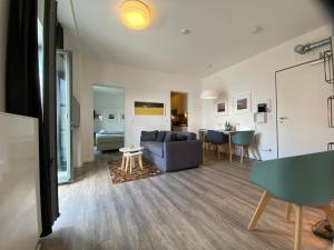 een woonkamer met een bank en een tafel bij Meerblick, Balkon und private Sauna im historischen Getreidespeicher in Wismar