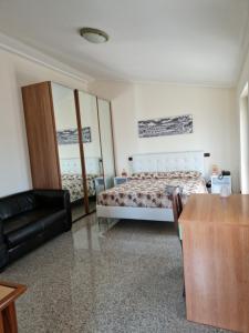 1 dormitorio con cama, sofá y mesa en Castelbarco House F, en Roma