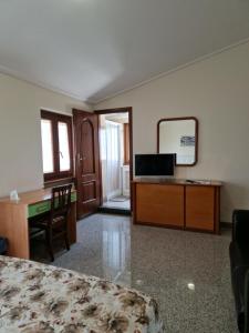 1 dormitorio con escritorio, 1 cama y espejo en Castelbarco House F, en Roma