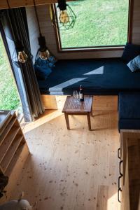 een woonkamer met een bank en een tafel bij Arboretum in Vlasenice