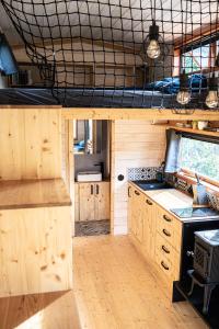 uma cozinha com armários de madeira e um forno com placa de fogão em Arboretum em Vlasenice