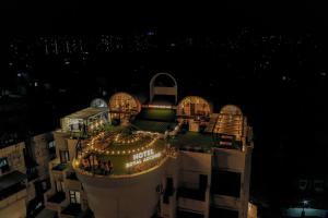 Blick auf das Dach eines Gebäudes in der Nacht in der Unterkunft Hotel Royal Accord in Surat