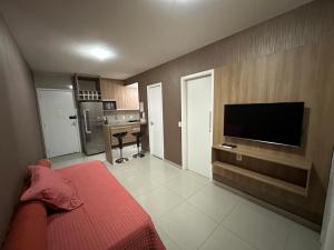 sala de estar con cama y TV de pantalla plana en VG FUN-OCEAN VIEW BEACH FRONT APARTMENT-Fortaleza en Fortaleza