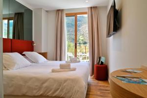 une chambre d'hôtel avec un lit et une fenêtre dans l'établissement HOTEL SAINT ROCH, 
