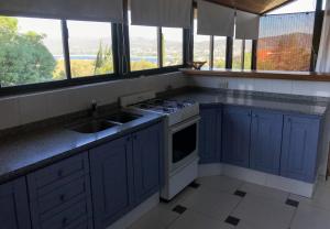 Nhà bếp/bếp nhỏ tại Hermosa casa con vista al lago