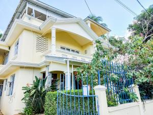 Beau BassinにあるResidential House 3 Bedroom, 1 Bathroom Entire unit in Beau Bassinの黄色い家