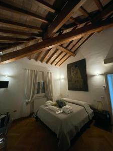 モデナにあるVilla Matildisの木製の天井の客室で、ベッドルーム1室(ベッド1台付)