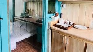 eine Küche mit einer Spüle und einer Theke mit Tellern in der Unterkunft Hillhouse Hunza in Hunza