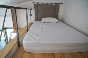 uma cama no canto de um quarto em Villetta San Martino em Torraca