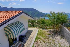 Villetta San Martino في Torraca: إطلالة على منزل مع نافذة وسقف