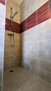 W łazience znajduje się prysznic ze ścianą wyłożoną kafelkami. w obiekcie Magnifique appt Crystal Beach w mieście Saint-François
