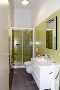 Koupelna v ubytování Gialu: il tuo alloggio dentro le mura + 25 fotografií