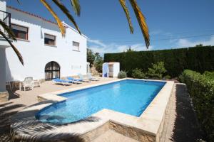 ein Pool vor einem Haus in der Unterkunft Sara - sea view villa with private pool in Calpe in Calpe