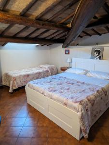 una camera con 2 letti di Lizium Spoleto a Spoleto