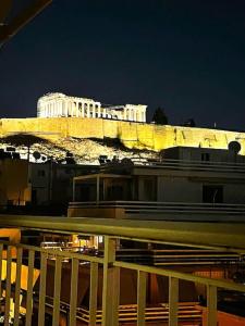 アテネにあるAcropolis Area Flat with Parthenon Viewsの夜の丘の上の建物