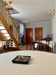 Zimmer mit einem Tisch und einem Tablett mit Steinen darauf in der Unterkunft Motel Orzeł in Szczecinek