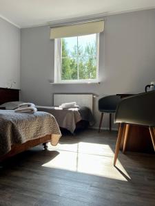 1 Schlafzimmer mit 2 Betten und einem Fenster in der Unterkunft Motel Orzeł in Szczecinek
