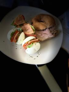 un plato de comida con un sándwich y un bagel en Lavender Moon Villas, 
