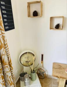 un reloj sentado en una mesa junto a una pared en Gîte le grand chacel, en Sourcieux-les-Mines