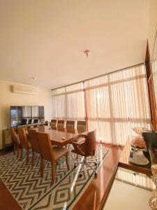 a dining room with a table and chairs at Éden Pampulha - Hotel Coworking in Belo Horizonte