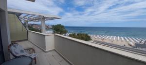 een balkon met uitzicht op het strand en de oceaan bij Azur Apartments in Sozopol