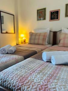 - une chambre avec 2 lits, des serviettes et un canapé dans l'établissement Casa SanGiorgio, 