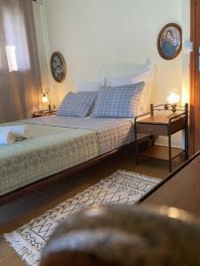 - une chambre avec un grand lit et une table dans l'établissement Casa SanGiorgio, 