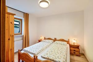 una camera da letto con un letto e una finestra di Bachwiesl Hof Apt Ocker a Proves