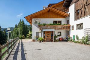 un grande edificio bianco con un tetto di legno di Bachwiesl Hof Apt Ocker a Proves