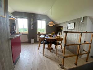 Una cocina con una mesa y sillas en una habitación. en B&B Borgunda, en Borgunda
