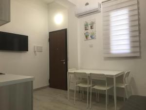 a kitchen and dining room with a table and chairs at Ribera villa alloggio in Ribera