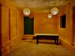 una habitación con una mesa en la esquina con luces en Casa con arte, mar y alberca, en Telchac Puerto