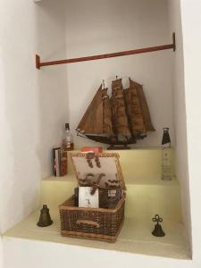 un estante con una cesta con un modelo de buque en Casa con arte, mar y alberca, en Telchac Puerto
